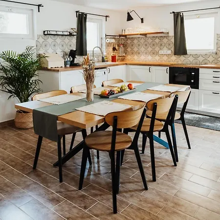 Nyaraló Magyarmáli Verőce